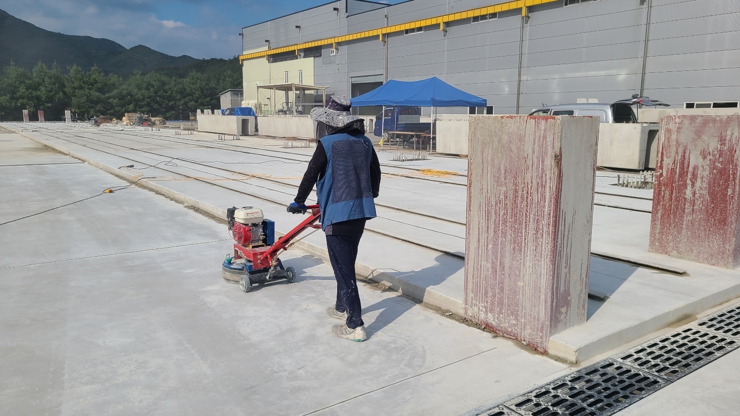 Vệ sinh bề mặt sàn trước khi sơn lót